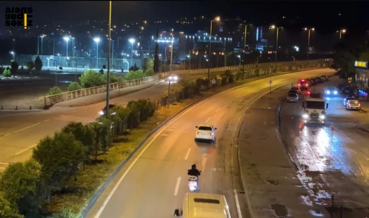 Ani sağanak sonrası kapanan yol, ekiplerin koordineli çalışmalarıyla trafiğe açıldı.