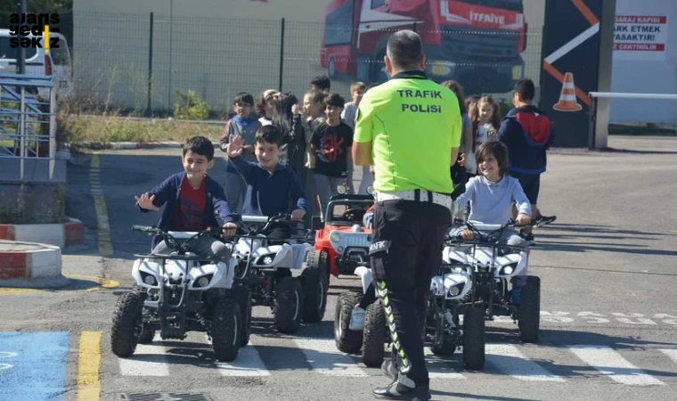 Karabük İl Emniyet Müdürlüğü, ilkokul ve ortaokul öğrenciler için eğitim düzenledi.