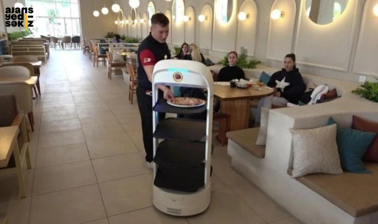 Müşterilerin siparişlerini masa numarasına göre teslim eden robot göreve başladı.