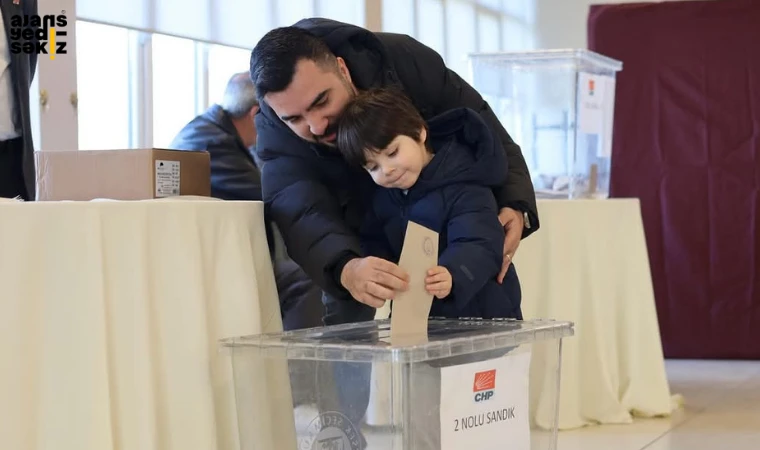 CHP'de, cumhurbaşkanı adayını belirlemek için ön seçim gerçekleştiriliyor.