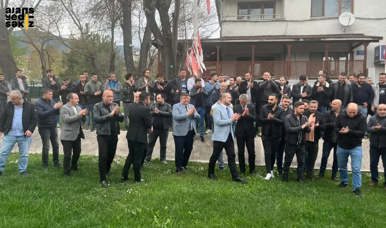Kardemir Emekçileri, “Türkiye Sözleşmesi”ne İmza Atan Sendikaya Teşekkür İçin Akın Ediyor.