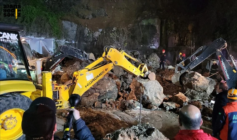 Oto yıkama tesisindeki heyelanda, baba ve iki kızı toprak altında can verdi.