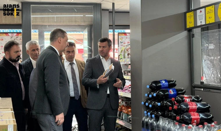 Özkan Çetinkaya, zincir marketlerde yapılan denetimlere bizzat katılarak tüketici haklarını yerinde denetledi.