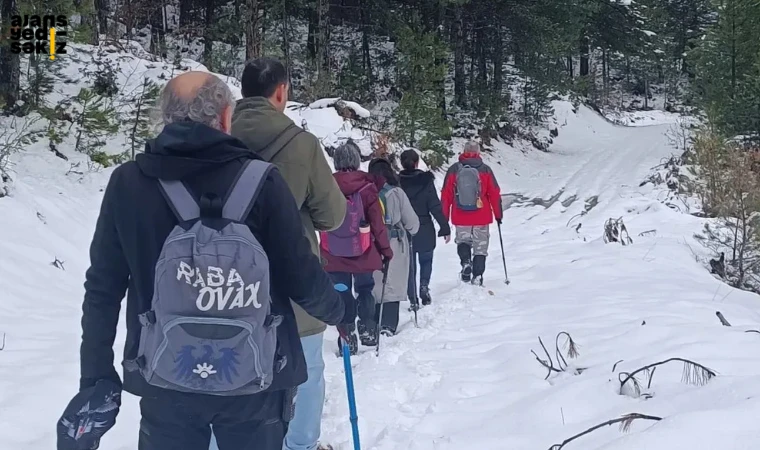 Safranbolu’da kar altında yürüyüş etkinliği yapıldı.
