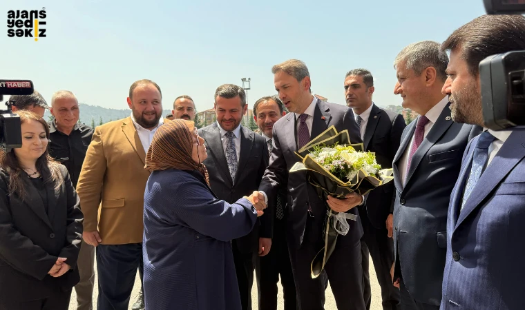 Bakan Alparslan Bayraktar, valilik ve belediyeye ziyaret gerçekleştirdi.