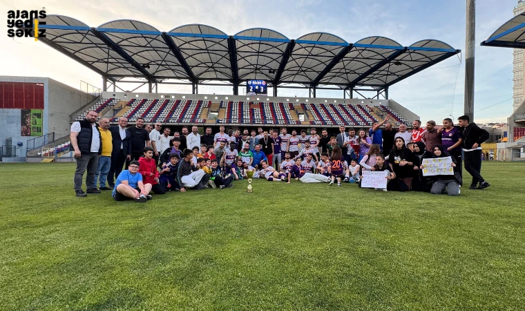 Safranboluspor,Eskipazar Belediyespor’u 3-2 mağlup ederek şampiyon oldu.