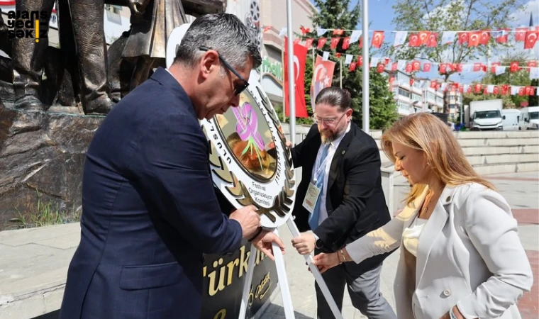 Türkiye’nin ilk belgesel film festivali çelenk sunumuyla başladı