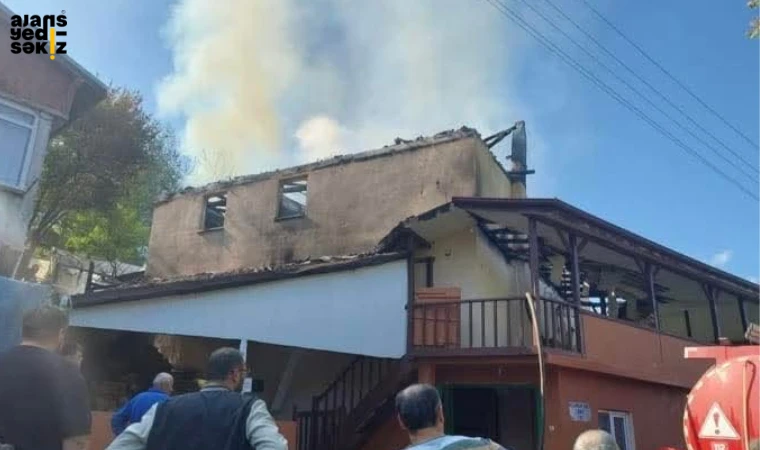 Yenice Kayaarkası Köyü'nde çıkan yangında cami kullanılamaz hâle geldi.