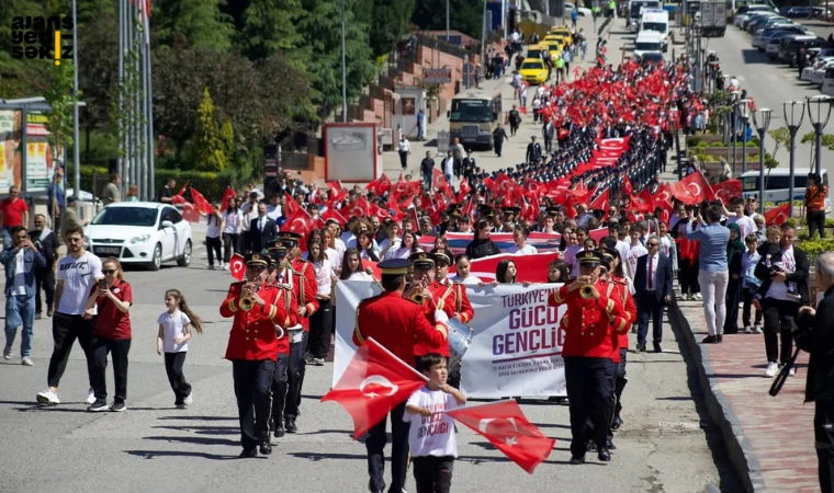 Yenişehir Anıtı’ndan stadyuma uzanan bayram zinciri, gençlik yürüyüşü ve gösterilerle taçlandı.