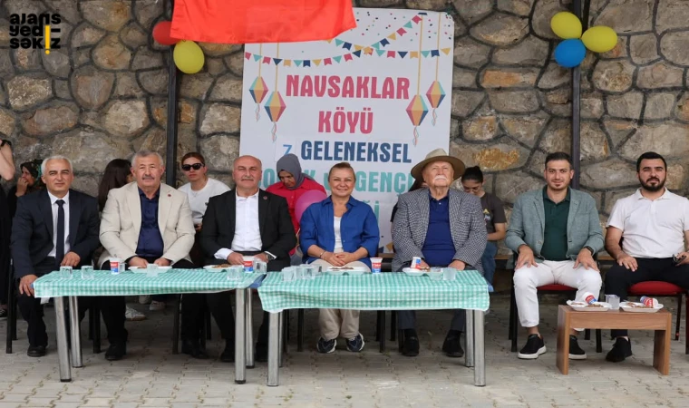 Geleneksel şenlikte protokol ve vatandaşlar bir araya geldi.