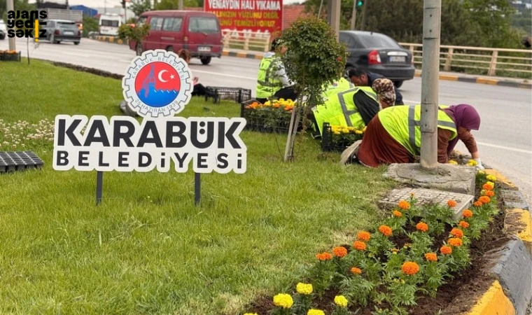 Karabük Belediyesi, yaz çiçekleriyle şehir estetiğine renk katıyor.