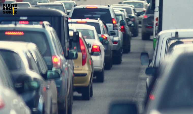 Kurban Bayramı tatili sonrası geri dönüşler trafiği kilitleme noktasına getirdi.