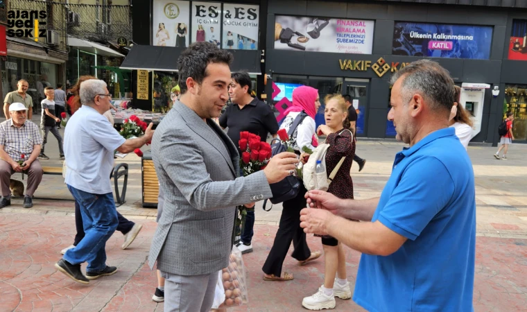 YRP vatandaşa gül ve kitap dağıtarak sevgi mesajı verdiler.