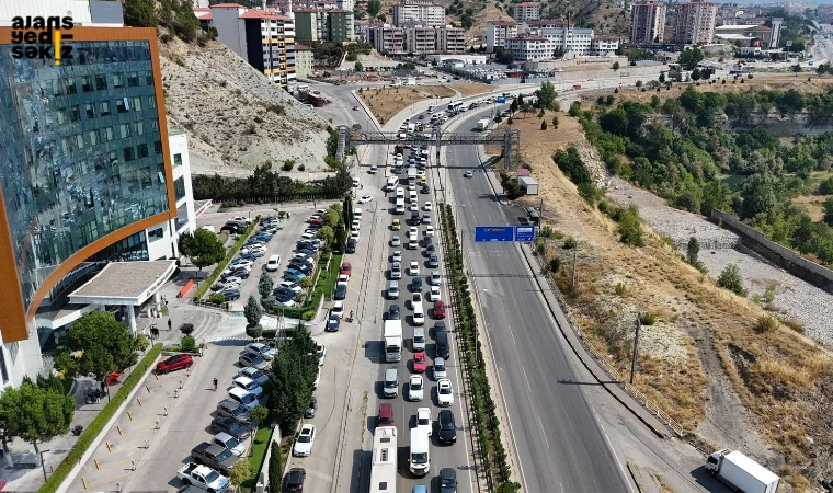 Asfaltlama çalışması sabah saatlerinde uzun kuyruklara neden oldu.