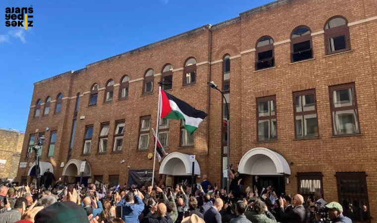Londra'da Filistin bayrağı düzenlenen törenle göndere çekildi.
