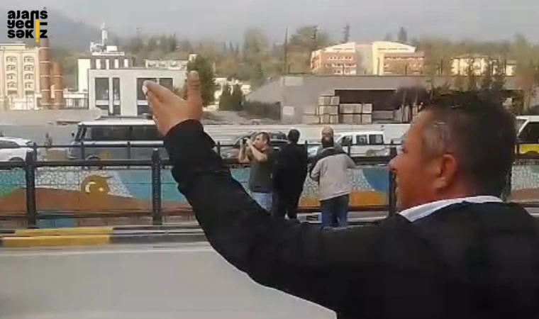 Kent genelinde oluşan uzun araç kuyrukları sürücülere zor anlar yaşatıyor.