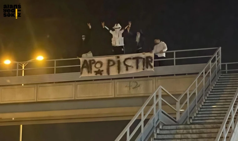 100. Yıl'da kimliği belirsiz bir grup genç, "APO P**TİR" yazılı pankart açtı.
