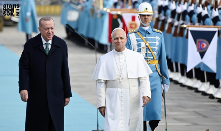 Cumhurbaşkanı Erdoğan, Papa 14. Leo'yu Külliyede törenle karşıladı.