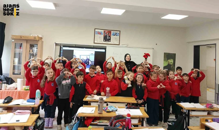 Öğrencilerden, kalpleri birleştiren sürpriz Öğretmenler Günü hediyesi.