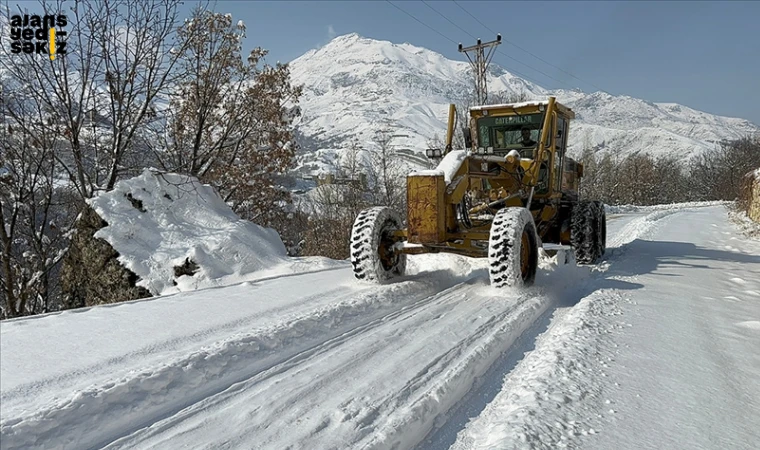 21 iş makinesi ve 55 personelle köy yollarını açmak için 7/24 sahada çalışıyor.