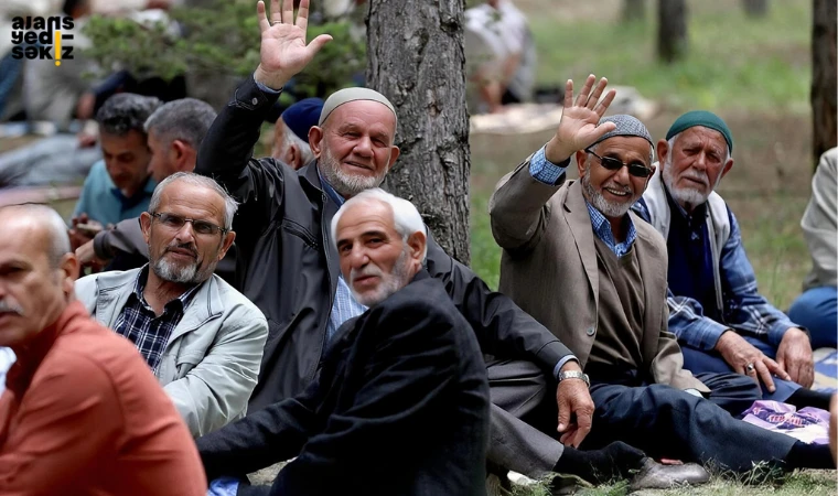 emekli aylığındaki artıştan kaynaklanan fark ödemelerinin 4 Şubat Çarşamba günü yapılacağını açıkladı.