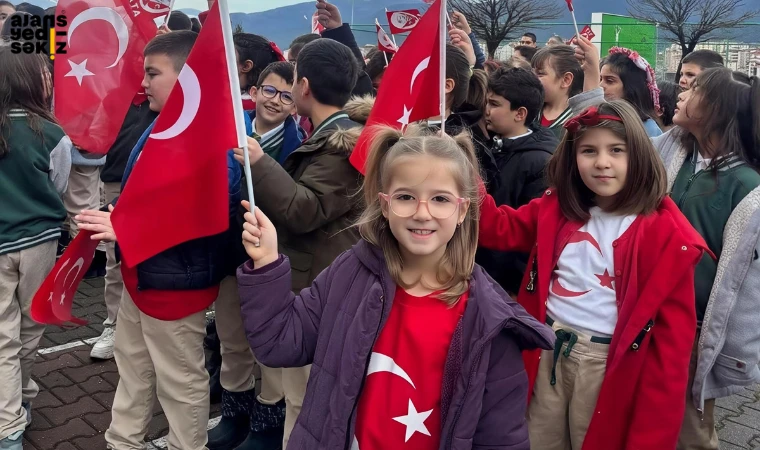 Karabük'te okullar Türk bayraklarıyla donatıldı, ilk ders 'Bayrak Sevgisi' oldu.