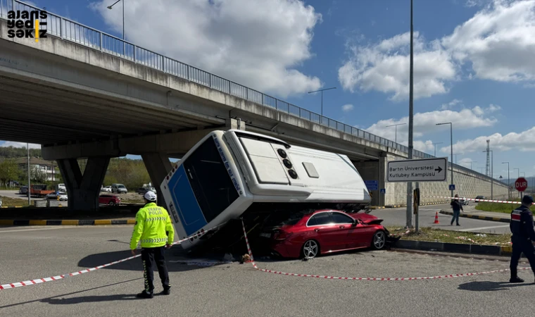 Bartın'da, üniversiteye giden otobüs virajda otomobilin üzerine devrildi 44 öğrenci yaralandı.