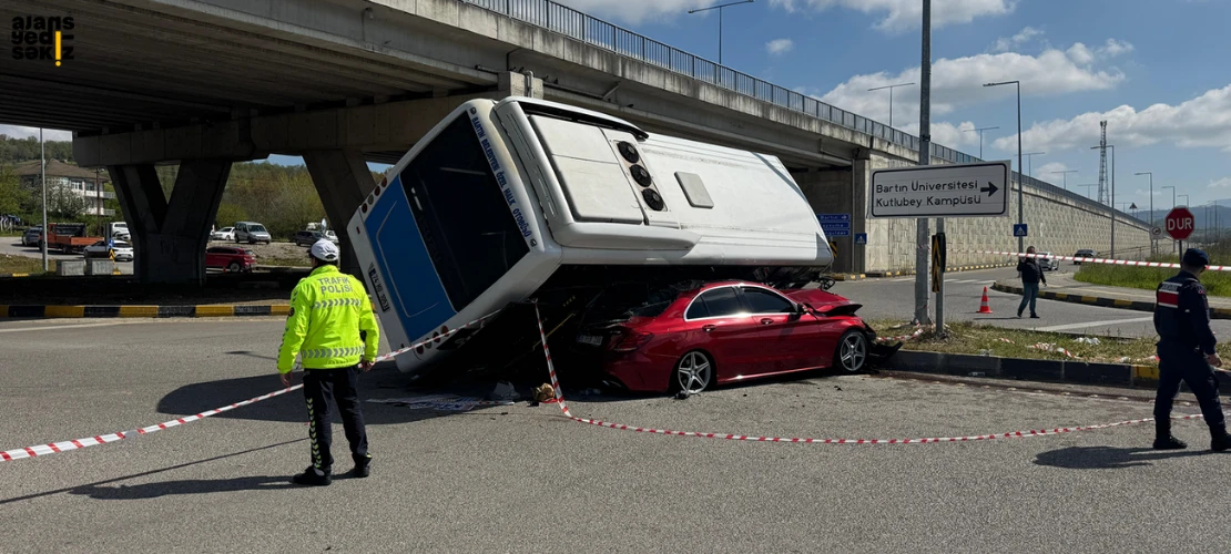 Bartın'da, üniversiteye giden otobüs virajda otomobilin üzerine devrildi 44 öğrenci yaralandı.