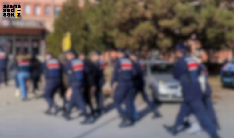 Düzenlenen operasyonlarda 10 şüpheli yakalandı, çok sayıda uyuşturucu madde ele geçirildi.