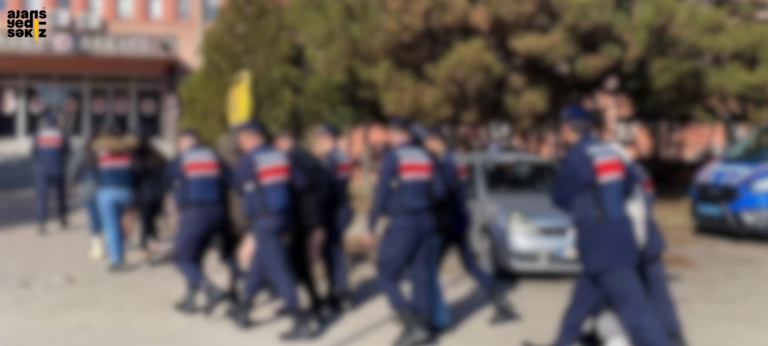 Düzenlenen operasyonlarda 10 şüpheli yakalandı, çok sayıda uyuşturucu madde ele geçirildi.