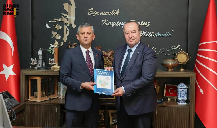 Milletvekili Akay, kentin sorunlarını içeren raporu Genel Başkan Özel'e sundu.