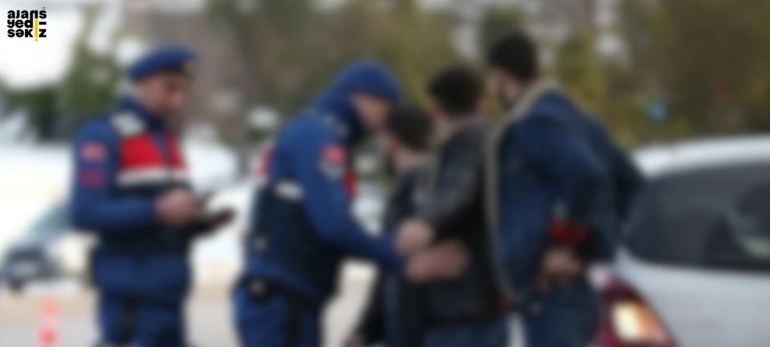 Üç ayrı operasyonunda metamfetamin ve sentetik ecza ele geçirildi.