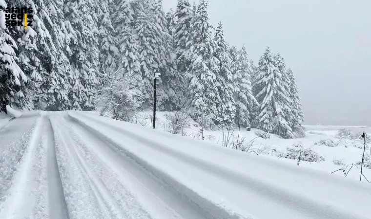 Bolu Abant'ta bahar ortasında kış sürprizi, kar kalınlığı 20 santimetreyi aştı.