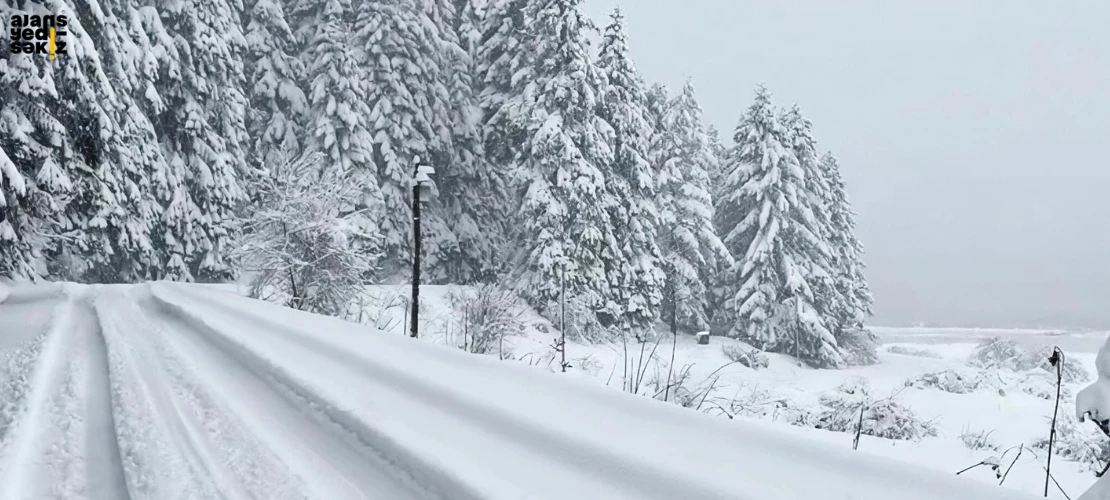 Bolu Abant'ta bahar ortasında kış sürprizi, kar kalınlığı 20 santimetreyi aştı.