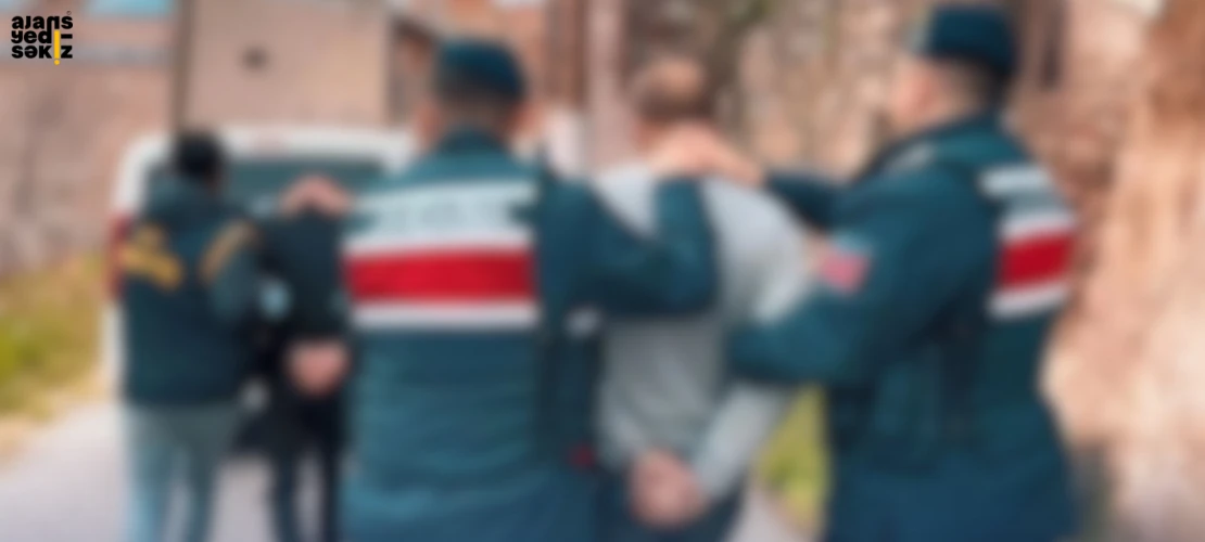 Jandarmanın 3 ayrı operasyonunda 4 şüpheli yakalandı, 448 sentetik hap ele geçirildi.