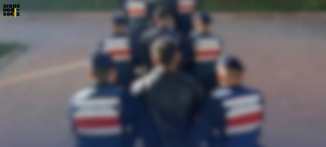 Operasyonlarda çok sayıda uyuşturucu madde ve bandrolsüz tütün ele geçirildi.