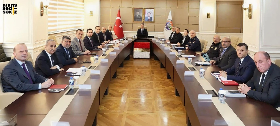 Vali Çağatay başkanlığında okul ve çevresinde alınacak güvenlik tedbirleri masaya yatırıldı.
