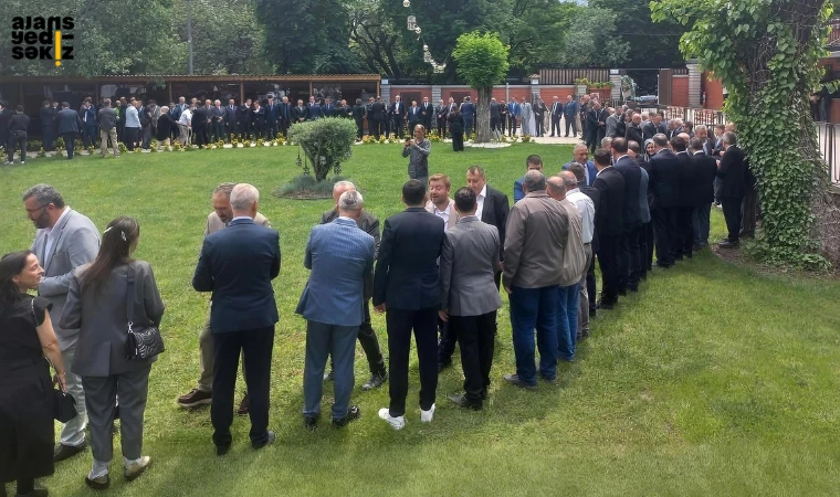 Vali Çağatay'ın ev sahipliğinde protokol ve vatandaşlar Havuzlu Bahçe'de buluştu