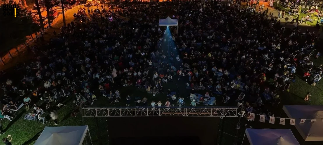 Açık Hava Sinema Geceleri, yoğun katılım ve renkli görüntülerle başladı.