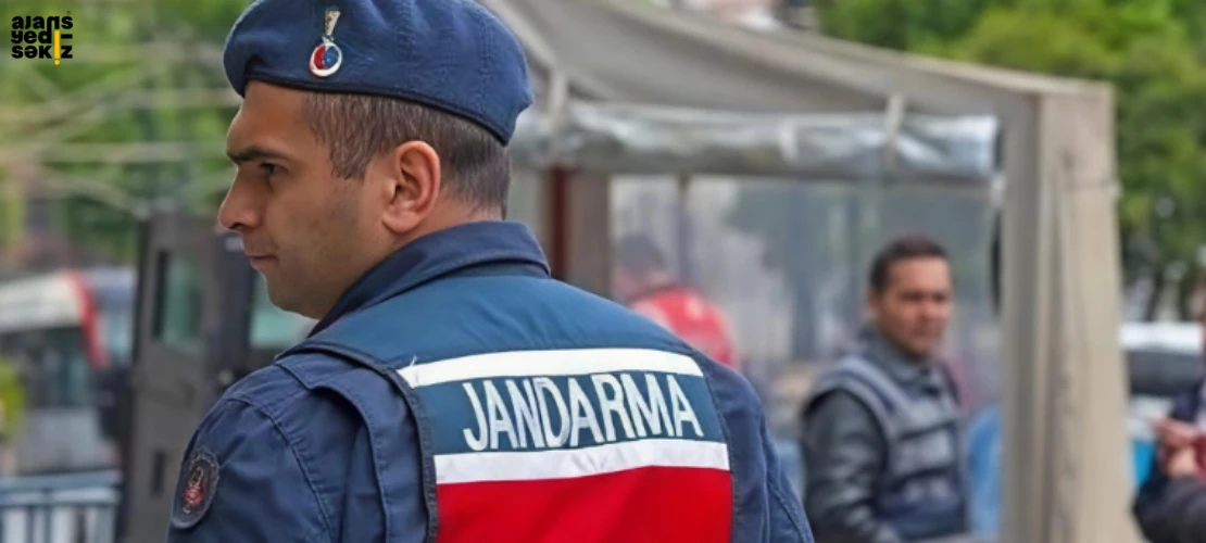 Jandarma ekiplerince düzenlenen operasyonlarda sentetik hap ve amfetamin yakalandı.