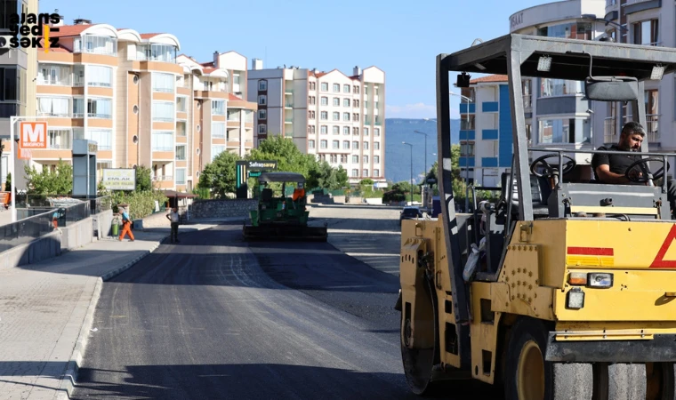 Belediye, kendi ürettiği agregayla asfalt çalışmalarını sürdürüyor.