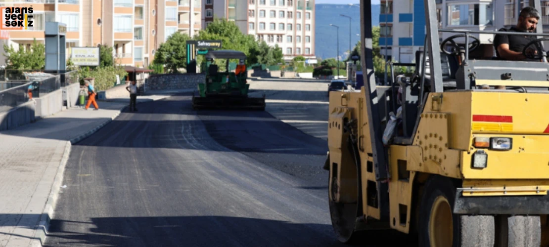 Belediye, kendi ürettiği agregayla asfalt çalışmalarını sürdürüyor.
