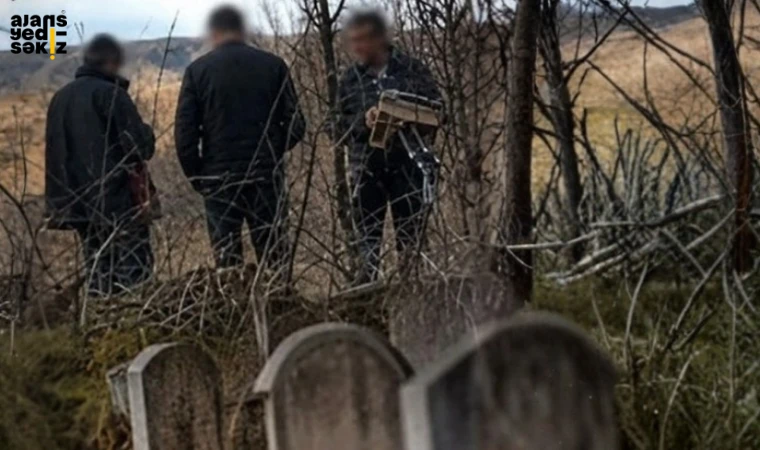 Gerede’de bir köy mezarlığında dedektörle arama yapan kişiler görüntülendi.