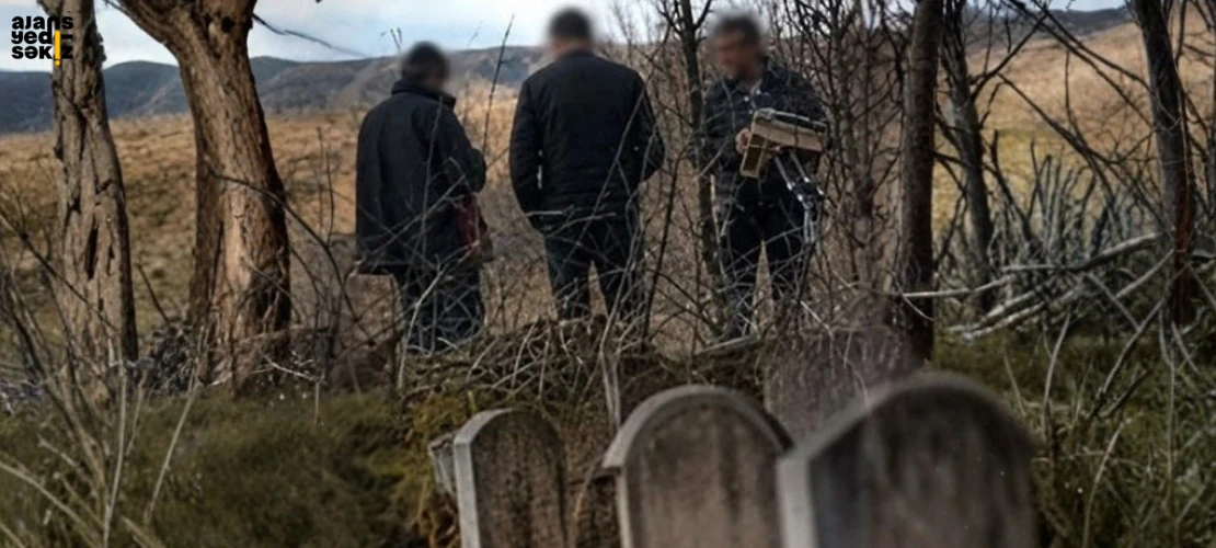 Gerede’de bir köy mezarlığında dedektörle arama yapan kişiler görüntülendi.