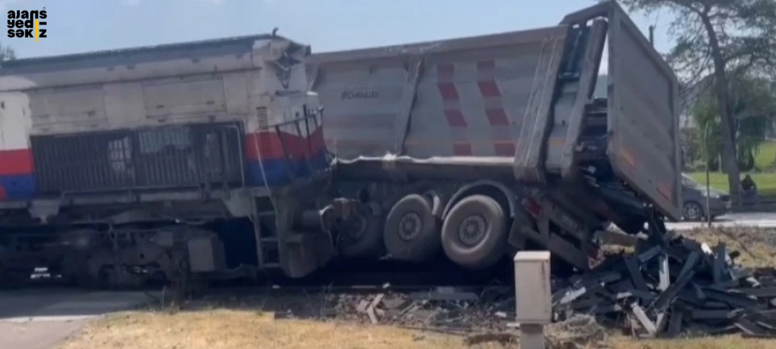 Hemzemin geçitte yaşanan kazada can kaybı yaşanmazken maddi hasar oluştu.