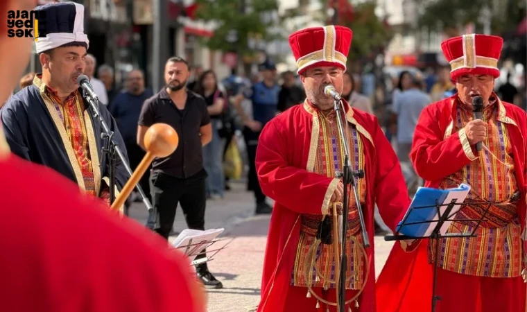 Mehter marşları eşliğinde yürüyüşle başlayan etkinlikte Yılın Ahisi, Kalfası ve Çırağı'na plaket verildi.