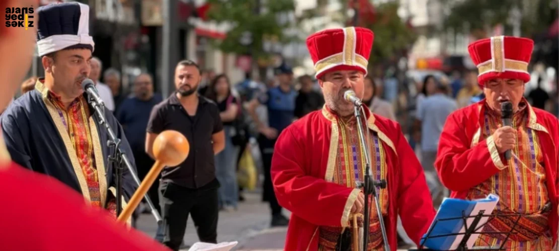 Mehter marşları eşliğinde yürüyüşle başlayan etkinlikte Yılın Ahisi, Kalfası ve Çırağı'na plaket verildi.