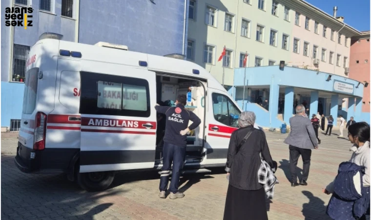 Başakşehir'de eski mezun bir öğrenci, 8 kız öğrenciyi bıçakla yaraladı.