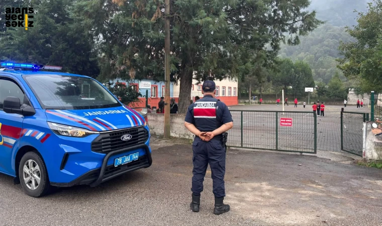 Emniyet ve jandarma ekipleri, okul güvenlik tedbirlerini aralıksız sürdürüyor.