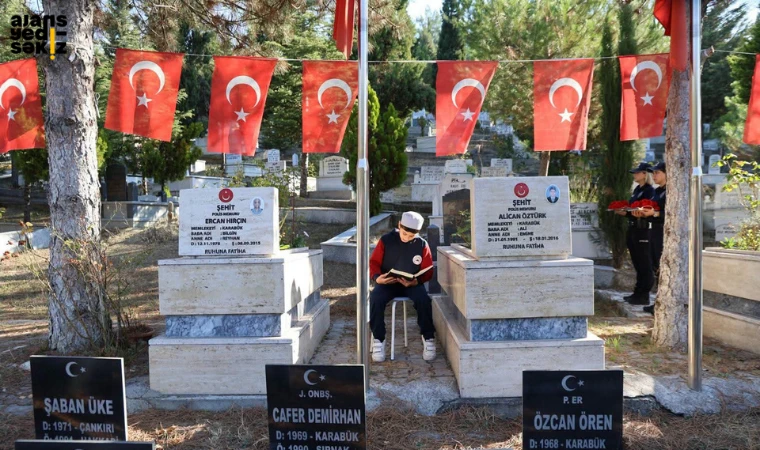 Şehit Alican Öztürk İmam Hatip Ortaokulu öğrencileri, şehidimizi kabri başında andı.